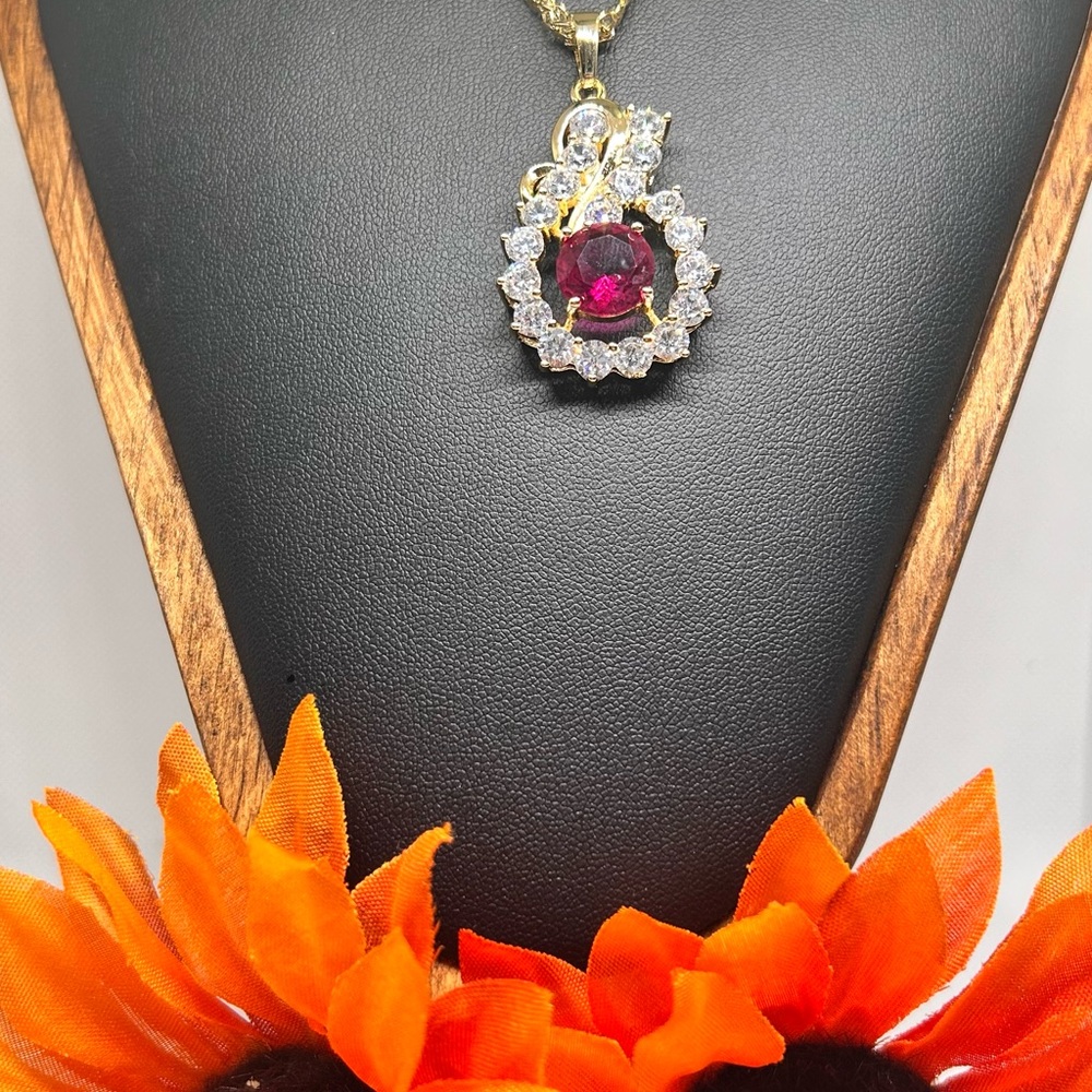 Elegant Gold and Red Pendant Necklace